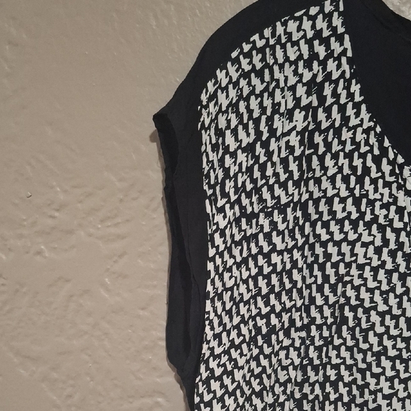 Cynthia Rowley Wome's Black and White Patterned Blouse Size XL - Picture 4 of 7